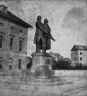 »Weimar, Schiller- und Göthe-Statue B.«, Stereofoto Nr. 631, wohl 1866, Foto: Laurentius Herzog (1831–1913), Verlag: v. Moser Senior, Berlin